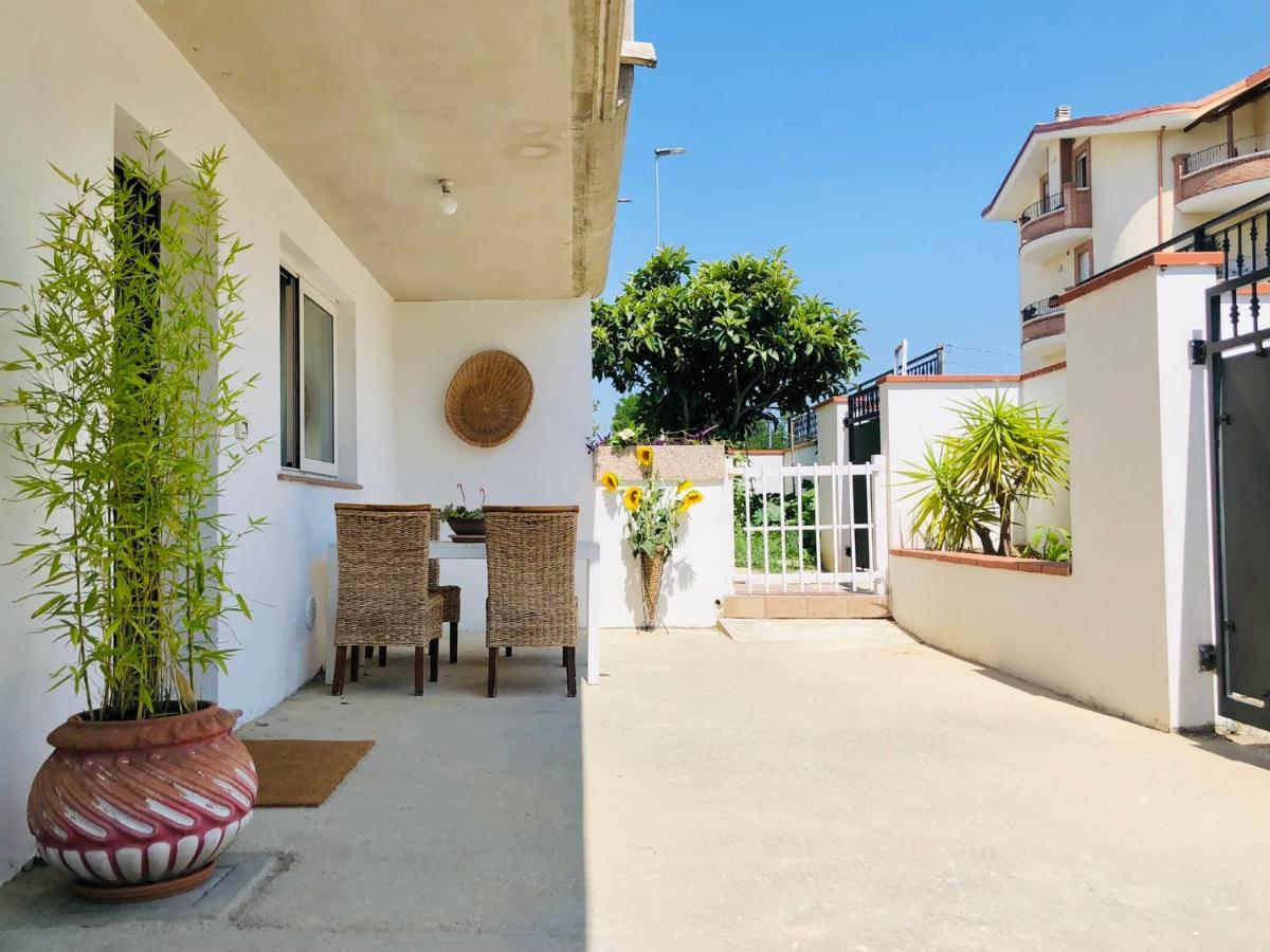 Blue Apricot Apartment Con Jacuzzi Montesilvano Marina Exterior foto