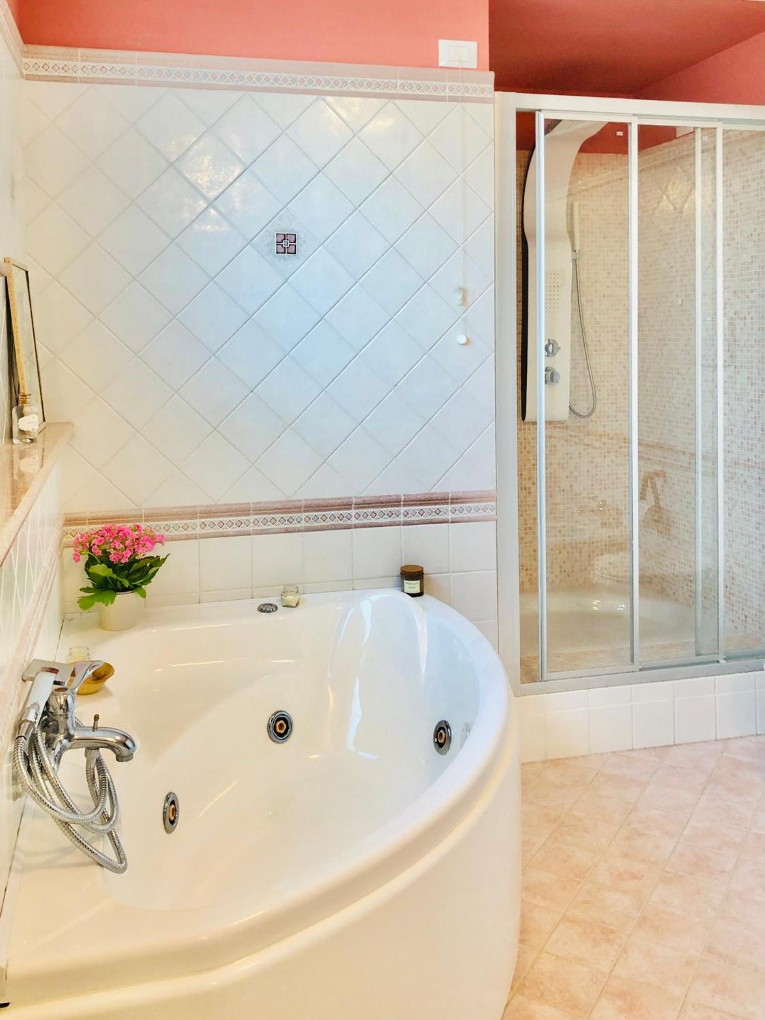 Blue Apricot Apartment Con Jacuzzi Montesilvano Marina Exterior foto